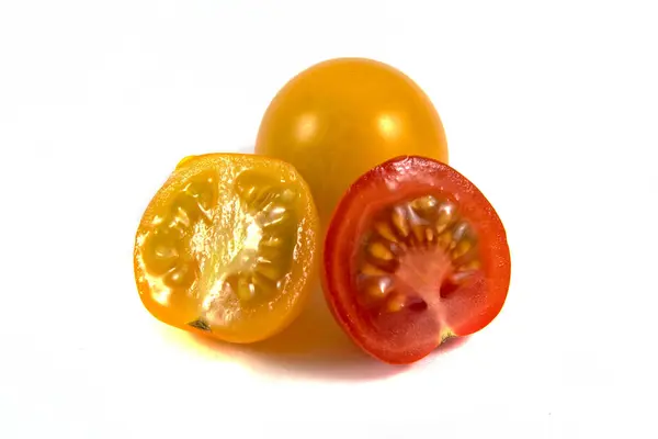 三颗樱桃番茄片樱桃番茄 — 图库照片