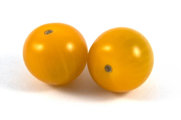 两个黄色樱桃番茄 — 图库照片