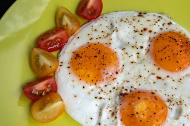 Tavada vişneli domatesli sahanda yumurta. Kahvaltı Yumurta Tarifi