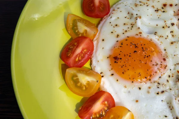 Τηγανητά Αυγά Ντοματίνια Ένα Πιάτο Πρωινό Αυγό Συνταγή — Φωτογραφία Αρχείου