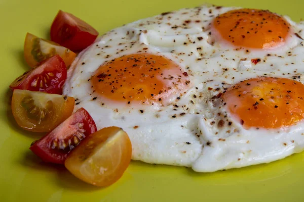 Huevos Fritos Con Tomates Cherry Plato Receta Huevo Desayuno — Foto de Stock