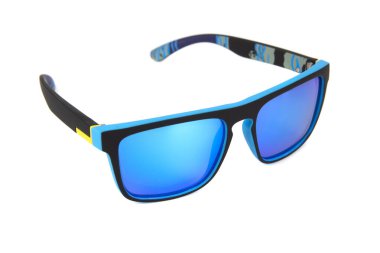 Mavi aynalı mavi gözlükler beyaz arkaplanda izole edilmiş.