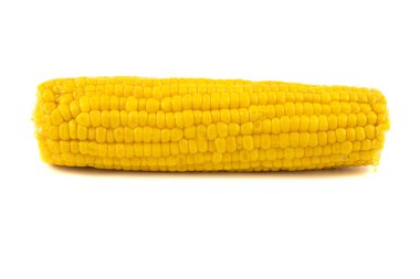 Beyaz arka planda izole edilmiş lezzetli haşlanmış mısır, yakın plan görünümü