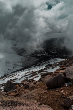 Los Andes sıradağlarında bir resim. Sis ve bulutlarla dolu.