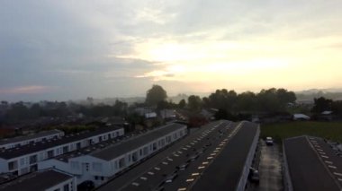 Evler ve sonra bulutlar.