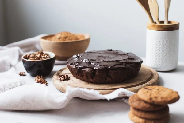 白いキッチンでおいしいダークチョコレートケーキ — ストック写真