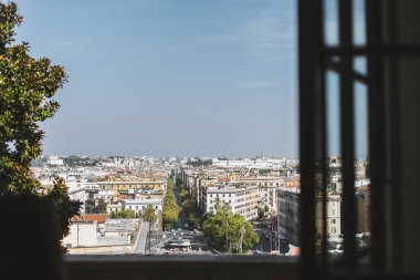 Şehir manzarası açık bir pencereden. Roma manzarası. Metin için yer.
