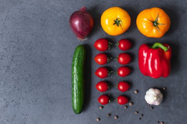 Taze sebzeler hala hayat. Domates, salatalık, soğan, sarımsak, biber... Boş yer