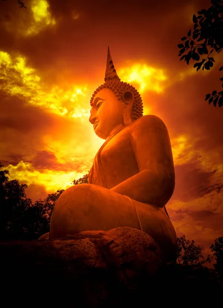 Большой Будда и свет — стоковое фото