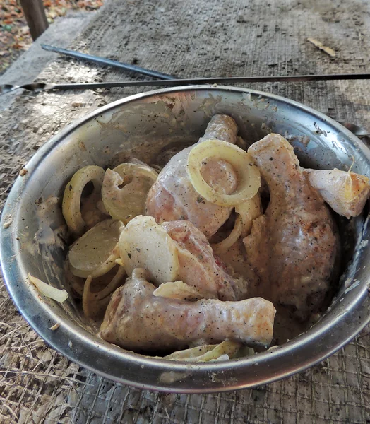 Shashlik crudo en un pincho — Foto de Stock