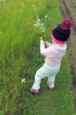 Çocuk için sırt ve kır çiçekleri