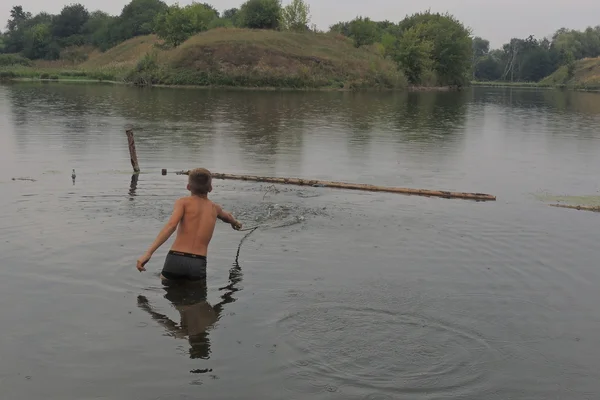 Der Junge im Wasser — Stockfoto