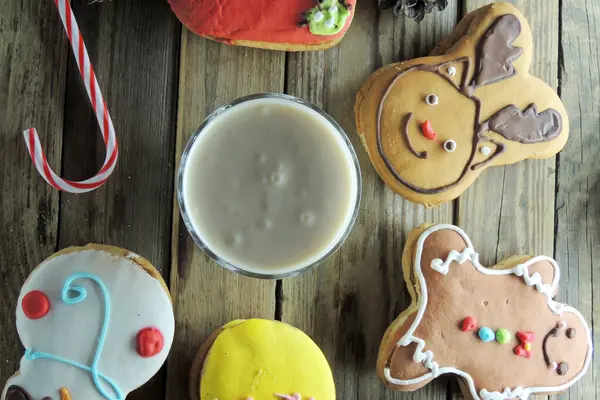 Biscoitos de Natal e leite — Fotografia de Stock