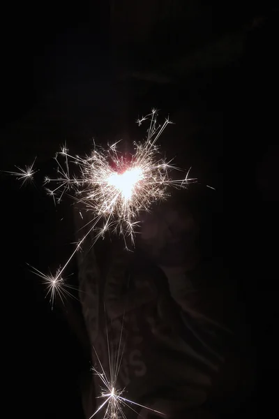 Leuchtende festliche Wunderkerze in der Handtonung — Stockfoto