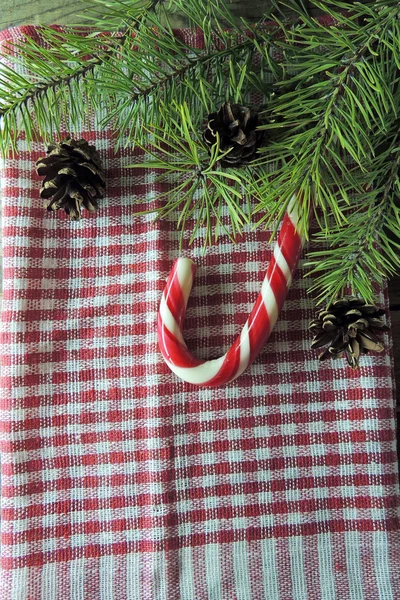 Vánoční strom jedle s výzdobou na tmavé dřevěné desce — Stock fotografie