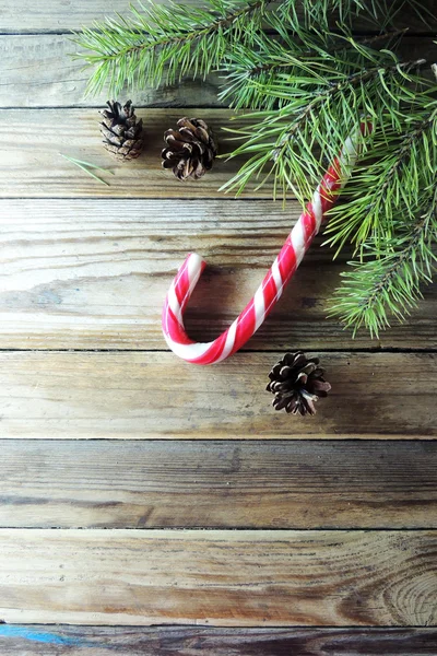 Vánoční strom jedle s výzdobou na tmavé dřevěné desce — Stock fotografie