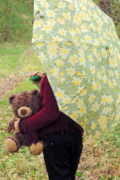 Mädchen mit Hund und Teddybär im Wald — Stockfoto