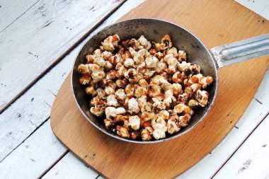 Bir tavada patlamış mısır