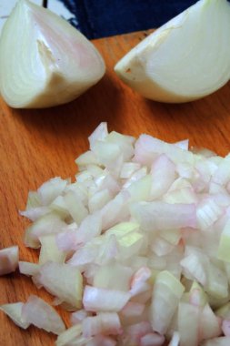 Kesme tahtası üzerinde taze ekolojik soğan kıyılmış 