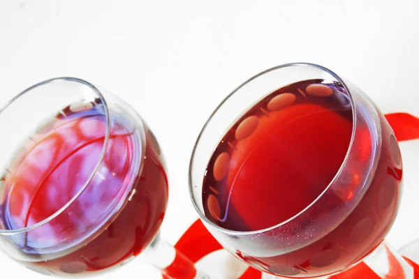 Rött vin i glaset. för två — Stockfoto