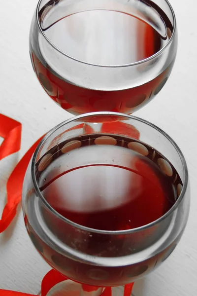 Rött vin i glaset. för två — Stockfoto