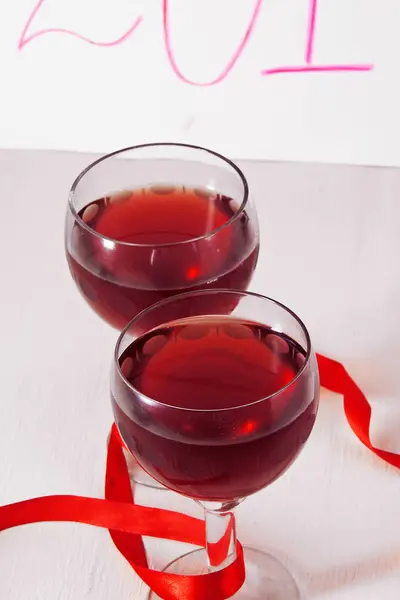 Rode wijn en happy New Year — Stockfoto