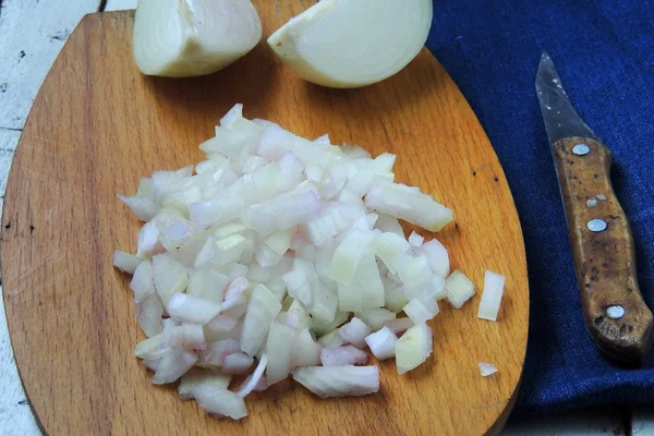 Cebolla ecológica fresca picada en tabla de cortar — Foto de Stock