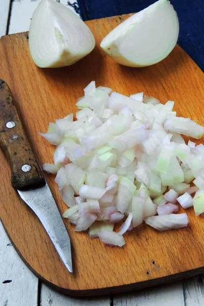 Cebolla ecológica fresca picada en tabla de cortar — Foto de Stock