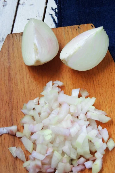 Cebolla ecológica fresca picada en tabla de cortar — Foto de Stock