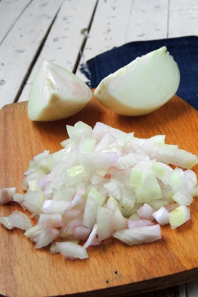 Cebolla ecológica fresca picada en tabla de cortar — Foto de Stock