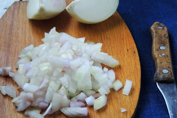 Cebolla ecológica fresca picada en tabla de cortar — Foto de Stock