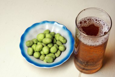 bira ve wasabi bir tat ile fıstık