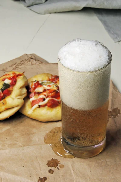 Bier en pizza — Stockfoto