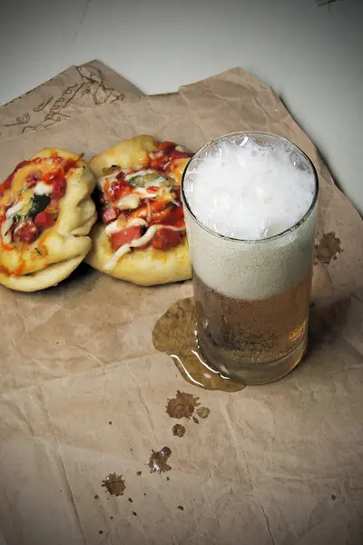 Bier en pizza — Stockfoto