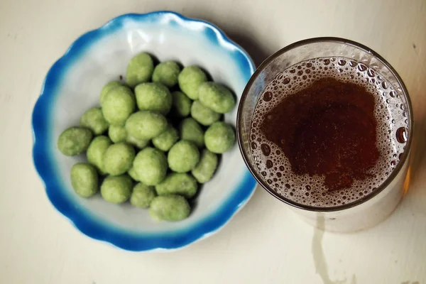 Bier und Erdnüsse mit Wasabi-Geschmack — Stockfoto
