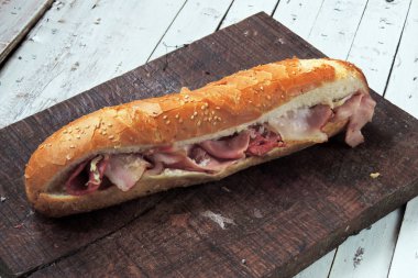 İçinde sosis olan baget