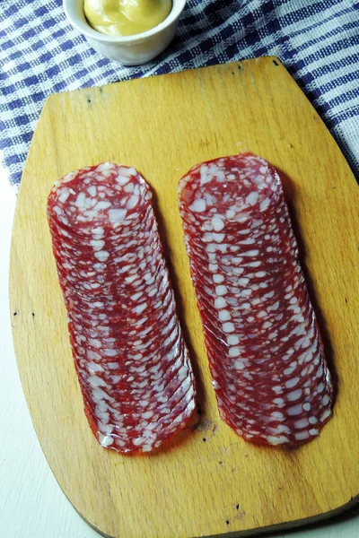 Salsiccia secca tagliata a fette — Foto Stock