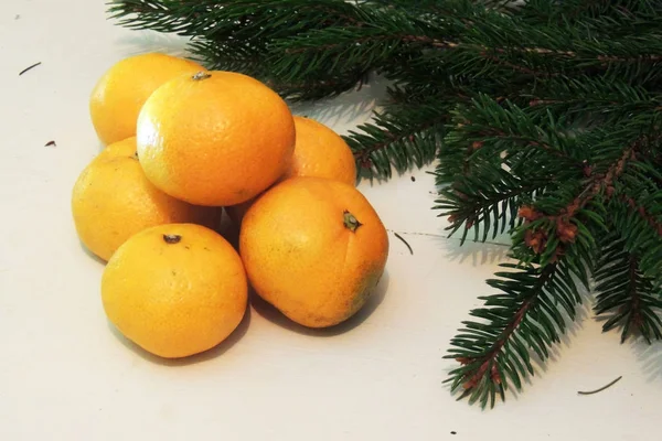 Vánoční pozadí, strom a mandarinky — Stock fotografie