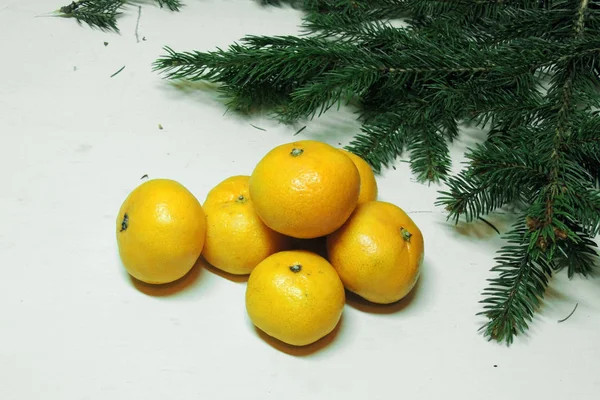 Sfondo natalizio, albero e mandarini — Foto Stock