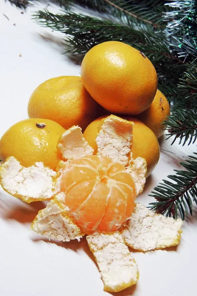 Vánoční pozadí, strom a mandarinky — Stock fotografie