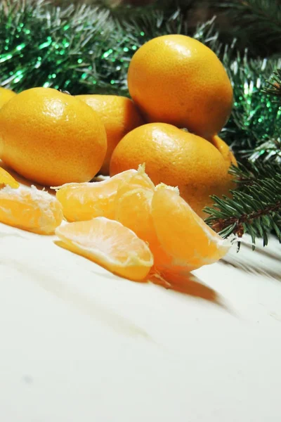 Fond de Noël, arbre et mandarines — Photo
