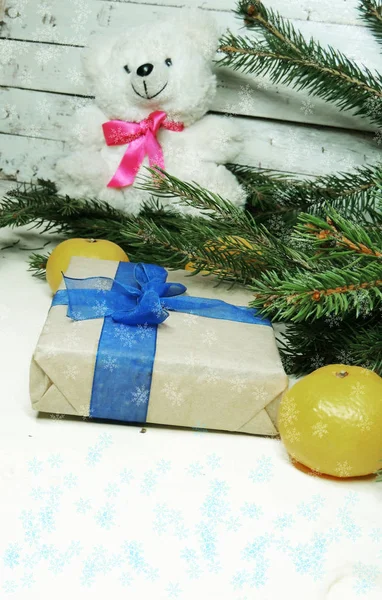 Vánoční dárkové krabice s výzdobou a mandarinky — Stock fotografie