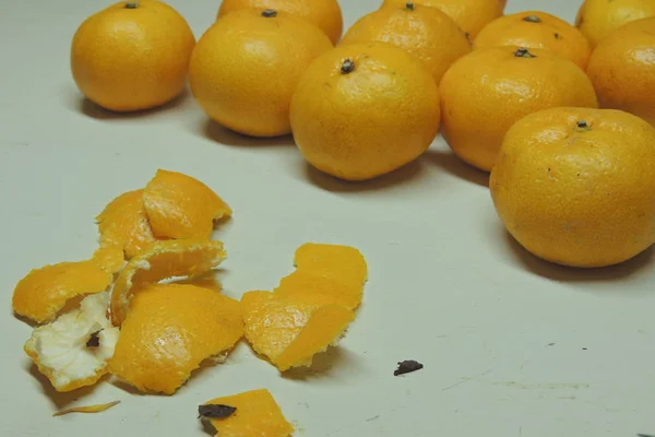 Dojrzałe owoce świeże, soczyste mandarynki pokryte wiele kropli wody, na białym tle nad białym tle zestaw — Zdjęcie stockowe