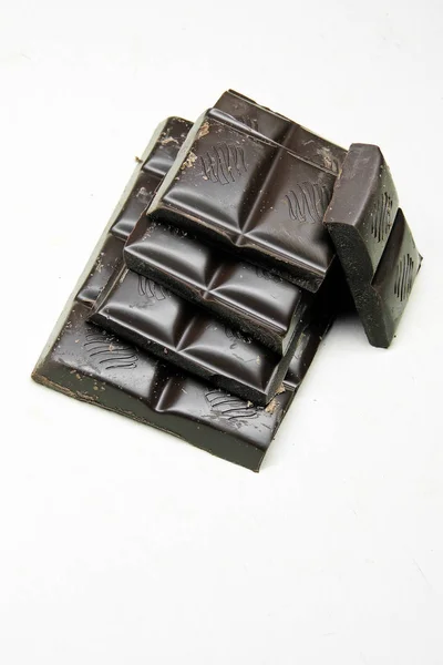 Beyaz zemin üzerine koyu çikolata — Stok fotoğraf