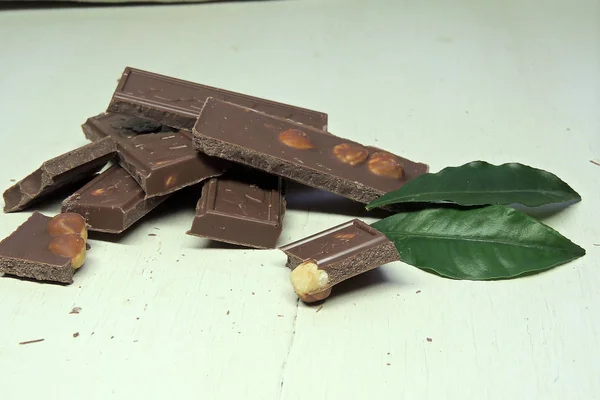 Mørk chokolade på hvid baggrund - Stock-foto