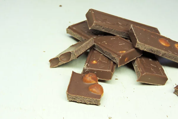 Chocolate escuro no fundo branco — Fotografia de Stock