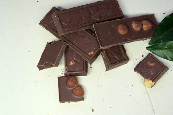 Темный шоколад на белом фоне — стоковое фото