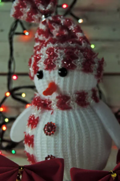 Sněhulák a vánoční věnec — Stock fotografie