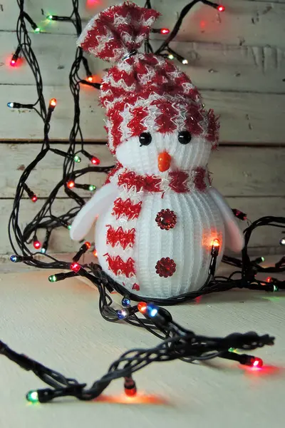 Snögubbe och jul krans — Stockfoto