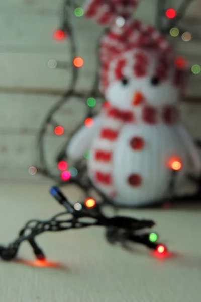 Sněhulák a vánoční věnec — Stock fotografie
